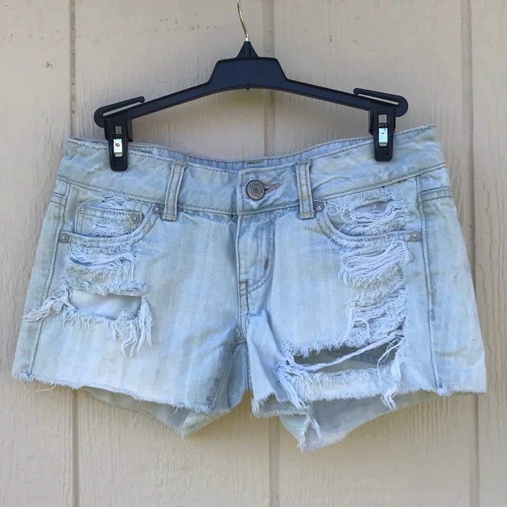 Bleach wash distressed cutoff shorts